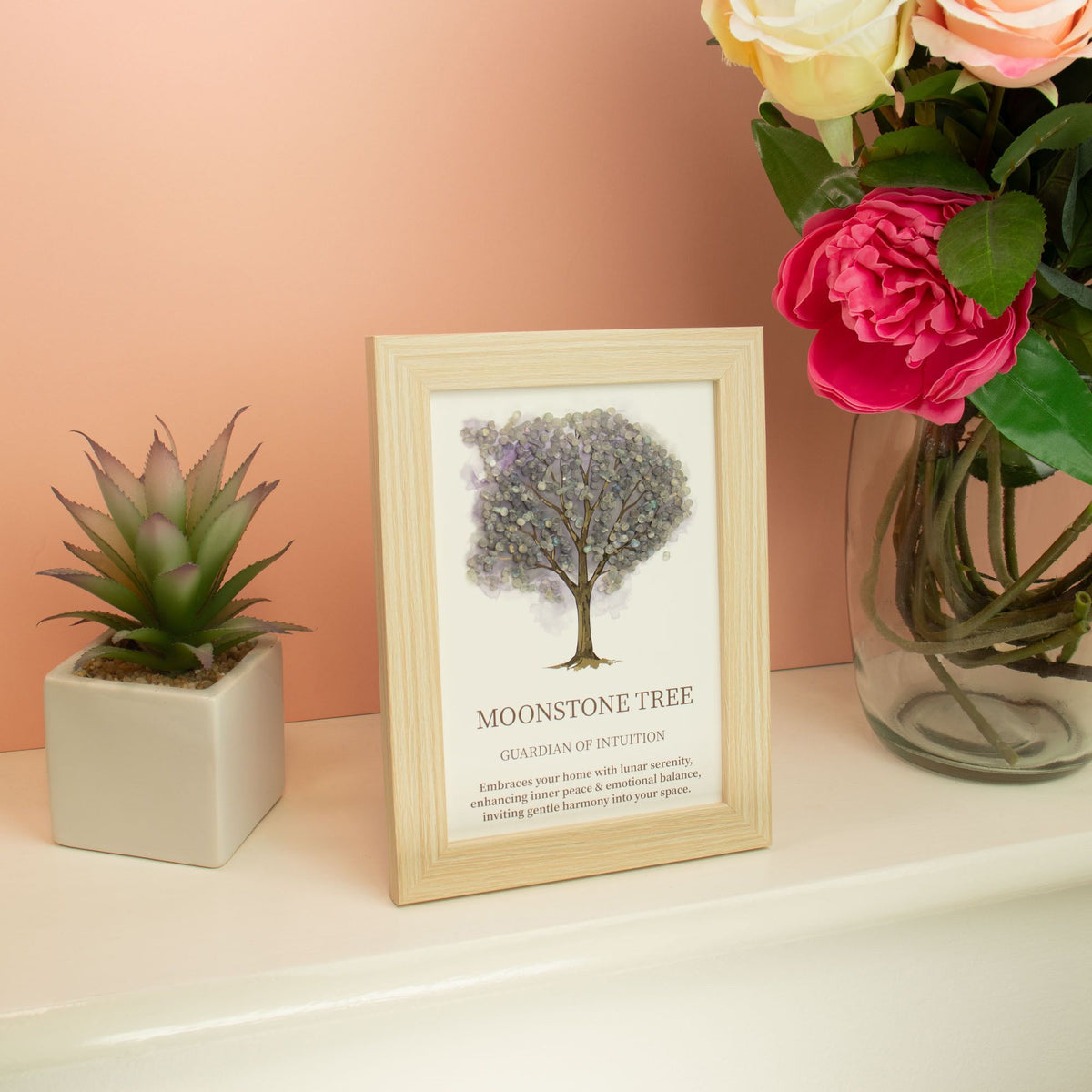 Das dekorative Mondstein-Edelsteinbild aufgestellt auf einem Sideboard neben einer Pflanze und Rosen