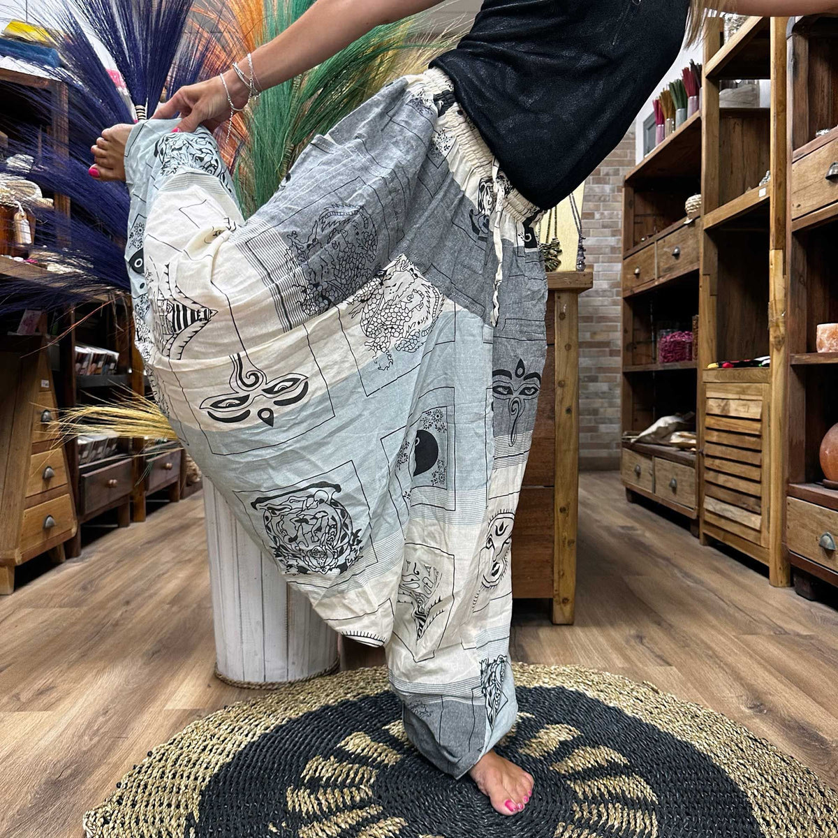 Yoga & Festival Hose – Aladdin Himalayan Print – Grau