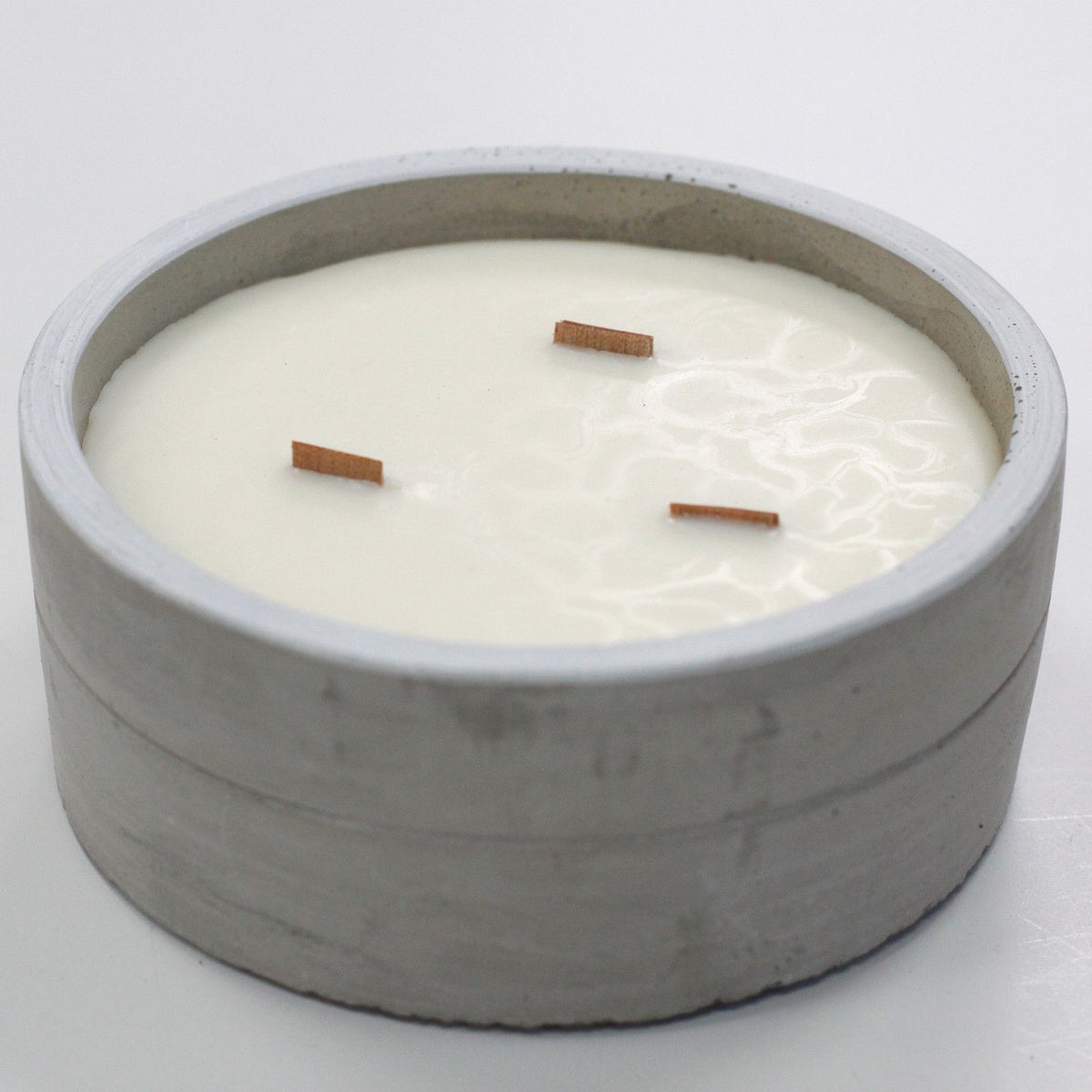 Large Concrete Soy Candle – Crushed Vanilla & Orange | Sojakerze im Betonbehälter