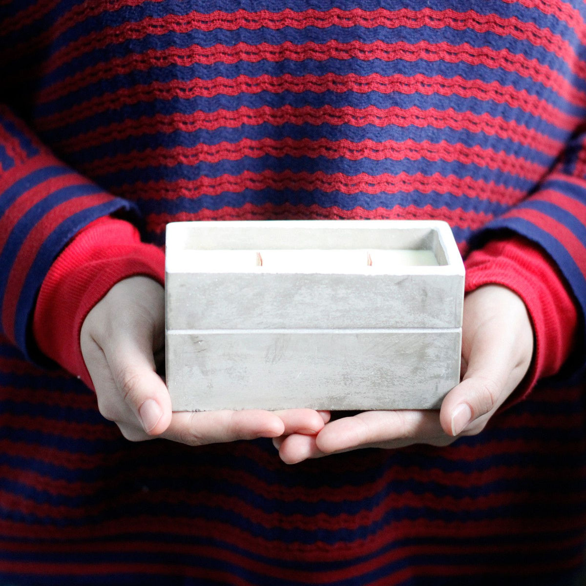 Large Concrete Soy Candle – Clove & Dark Sandal | Sojakerze im Betonbehälter
