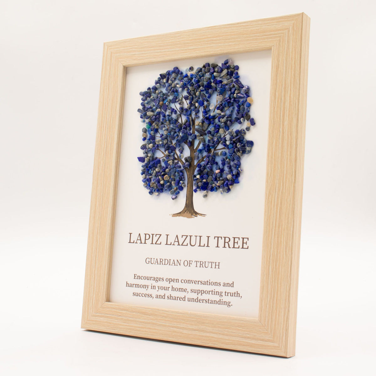 Seitliche Ansicht des stehenden Lapislazuli Edelsteinbilds Lebensbaum als moderne Wohndekoration.