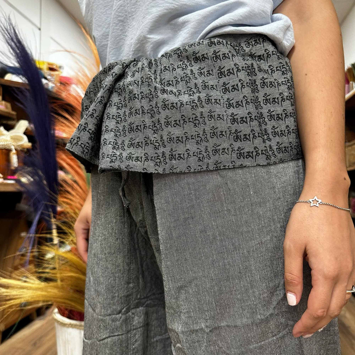 Yoga & Festival Hose – Thai Fisherman Mandala Mantra – Grau