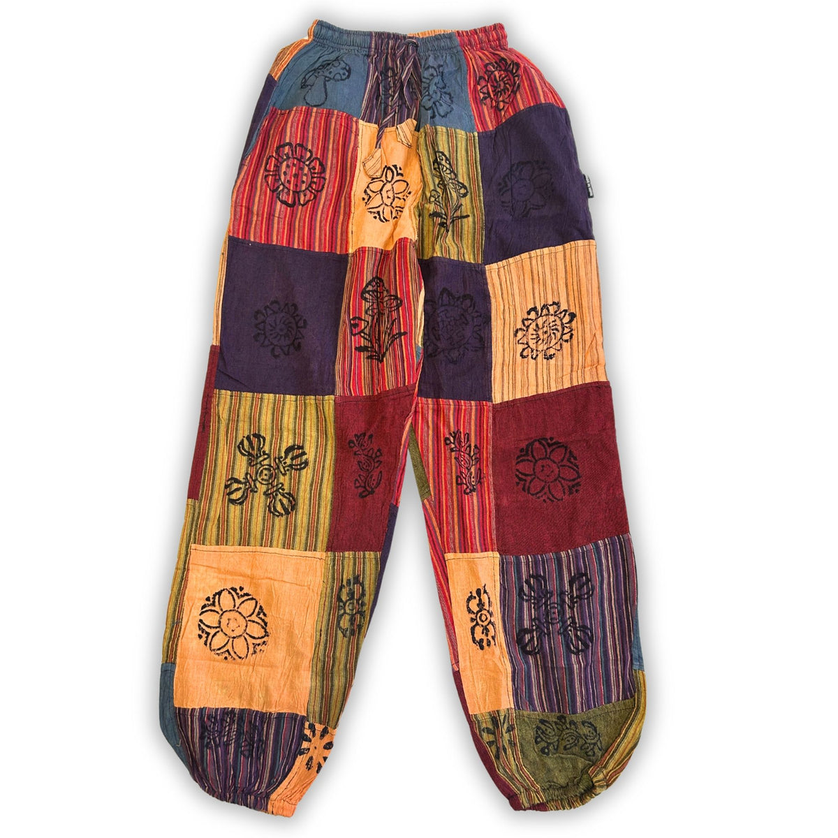Rückansicht der handgefertigten Patchwork-Hose aus Nepal mit verschiedenen bunten Block-Print-Mustern