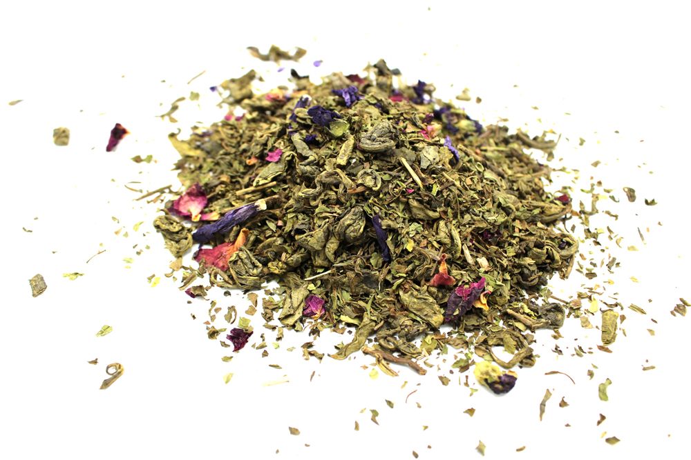 Lose Teeblätter des Serenity Souk Blends von nahem, ein echter wellness tee mit rosafarbenen und blauen Blüten.