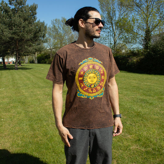 Nomad Sari Stonewashed T-Shirt – Sonne & Tierkreis – Braun – Größe M