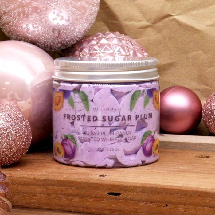 Frosted Sugar Plum Schlagseife 120g – vegane Whipped Soap mit süß-fruchtigem Pflaumenduft