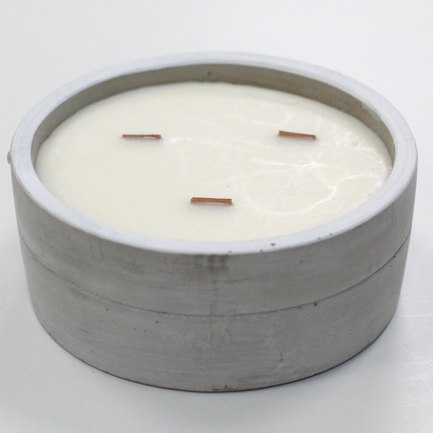 Large Concrete Soy Candle – Patchouli & Dark Amber | Sojakerze im Betonbehälter