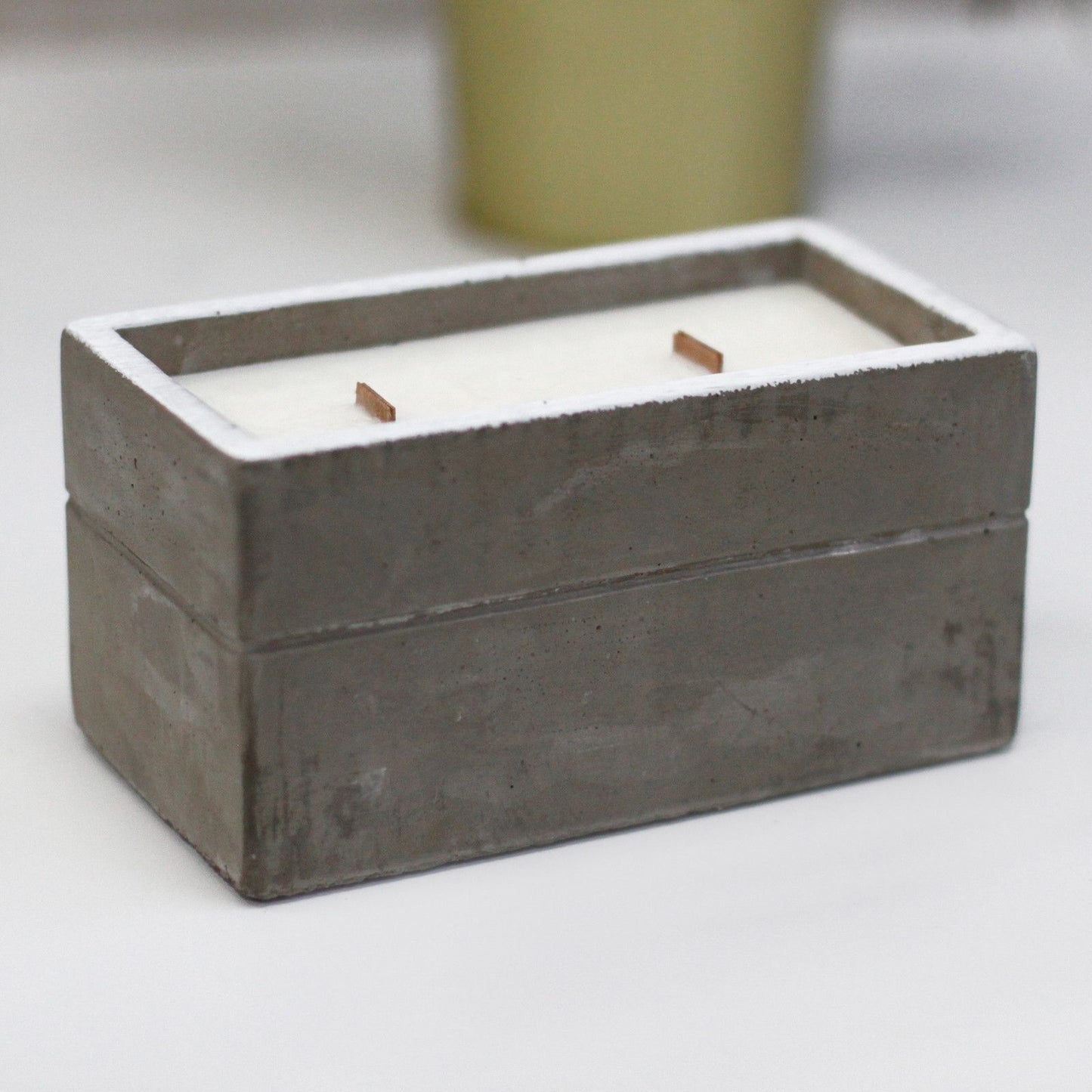 Large Concrete Soy Candle – Clove & Dark Sandal | Sojakerze im Betonbehälter