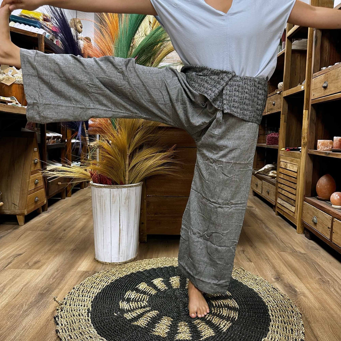 Yoga & Festival Hose – Thai Fisherman Mandala Mantra – Grau