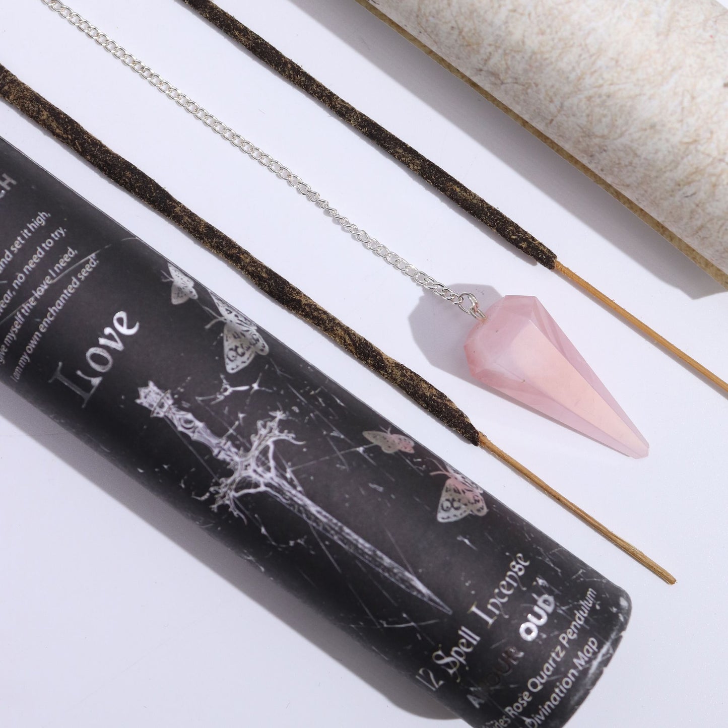 Ancient Witch Spell Incense – Love | Räucherstäbchen mit Rosenquarz-Pendel
