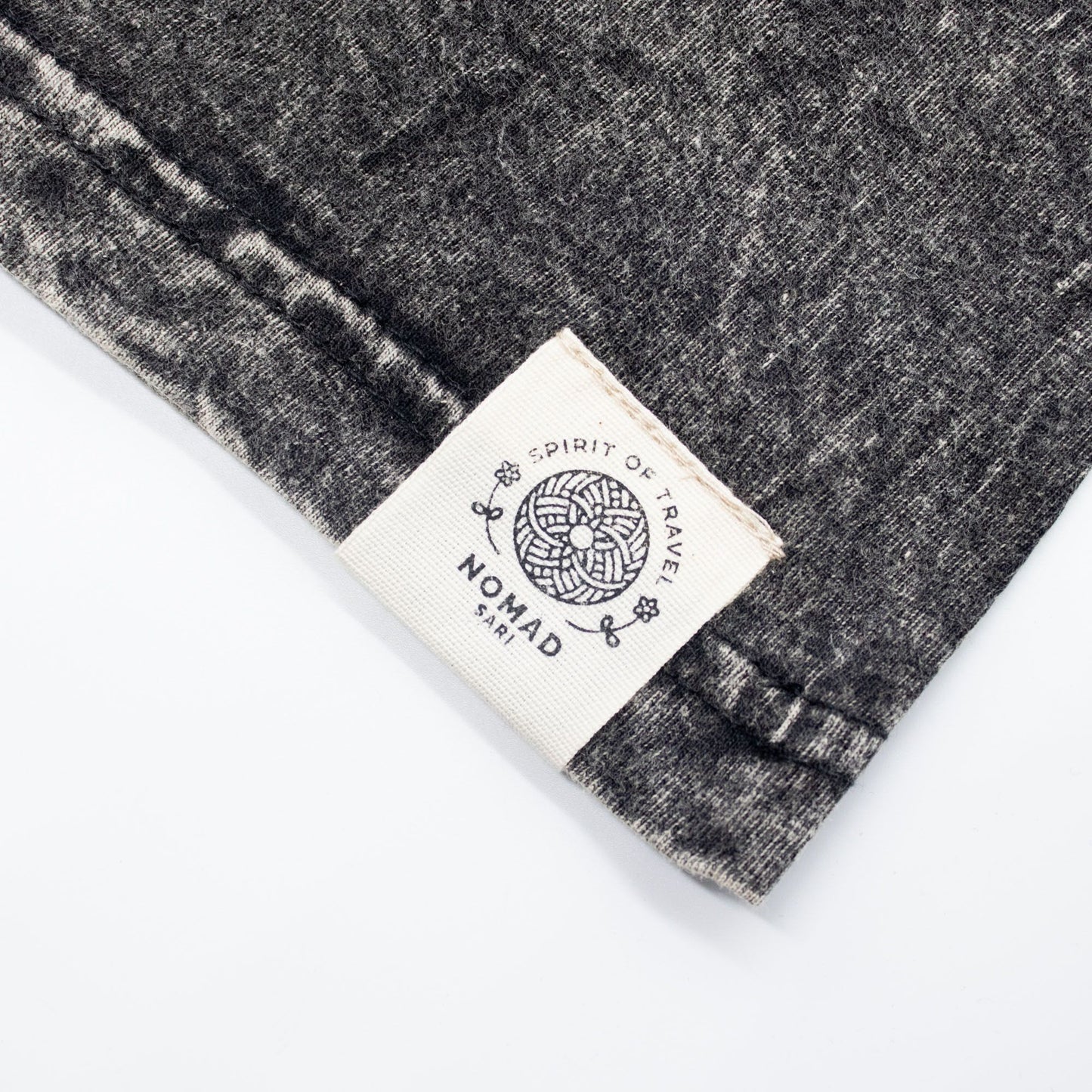 Nomad Sari Stonewashed T-Shirt – Kompass des Lebens – Anthrazit – Größe S