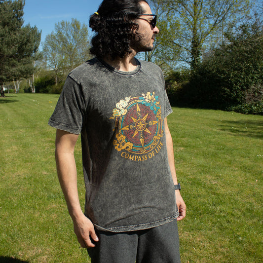 Nomad Sari Stonewashed T-Shirt – Kompass des Lebens – Anthrazit – Größe M